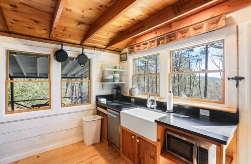 Cashiers Cabin | New Listing! Mountain Views - Fire pit - Walk to downtown Cashiers