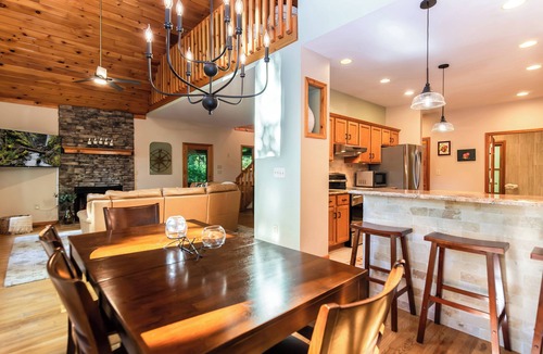 Cherry Log Cabin | New Listing! Mtn Cabin: Fire pit, Hot tub Views