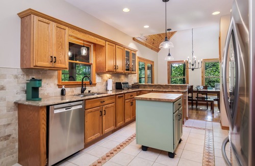 Cherry Log Cabin | New Listing! Mtn Cabin: Fire pit, Hot tub Views