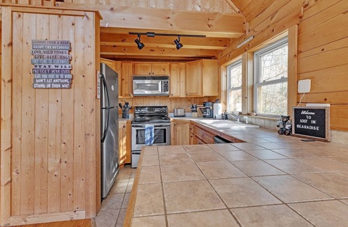 Sweetbriar Farms Cabin | NEW! Lost in Bearadise (3-Bedroom Cabin) with Pool