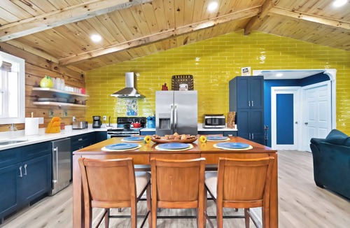 Sugar Mountain Cabin | New Luxurious Mountain Escape with Spa & Views