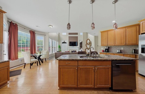 Cliftondale House | New Luxury 4BR Escape Game Room Close to Airport & Downtown