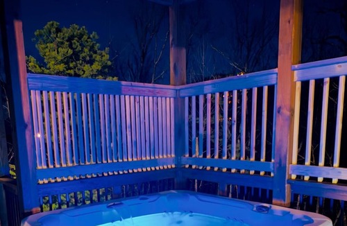 Gatlinburg - Pigeon Forge Cabin | New Luxury Escape Minutes to Dollywood & Gatlinburg EV Charger Hot Tub