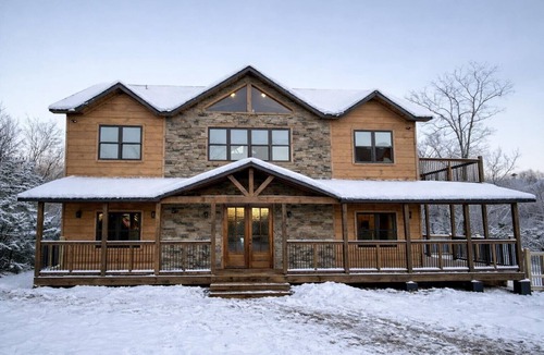 Gatlinburg - Pigeon Forge Cabin | New Luxury Escape Minutes to Dollywood & Gatlinburg EV Charger Hot Tub