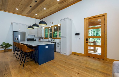 McCaysville Cabin | NEW Modern Cabin! 2 King suites, hot tub, fire-pit and 2 fireplaces!
