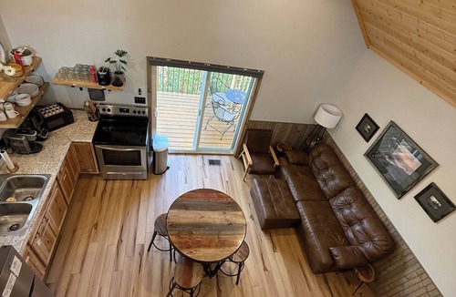 Rocky Grove Cabin | NEW Modern Cabin, King Bed, Fire Pit, Full Kitchen