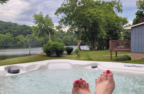 Belspring Cabin | New River 3BR - Fishing, Kayaking, Hot tub, VT Game Weekends