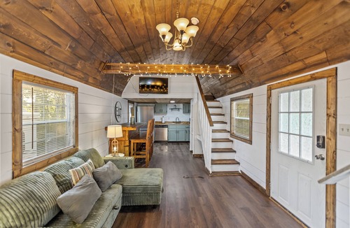 Robbins House | New Unique Home. Access to Brimstone Trails. Fire Pit. Pet Friendly. King Beds