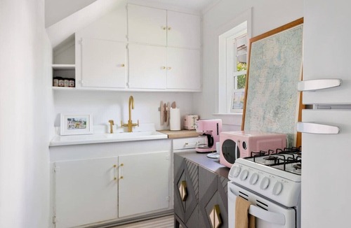 Harleston Village Apartment | New Walk to MUSC in 5 Minutes Chic Downtown Stay