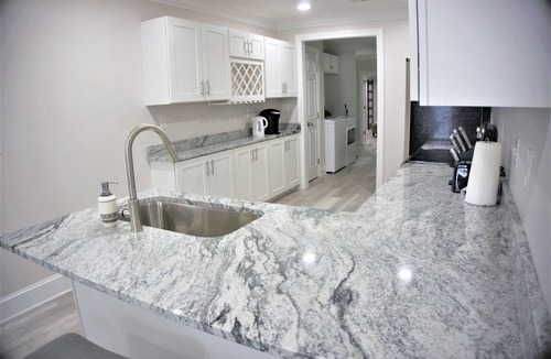 Sugar Creek House | *NEWLY BUILT* 4 BR (7 beds) Retreat by Noda, Uptown, Plaza Midwood, Conv Center