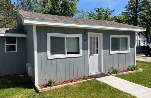 Oscoda Cabin | NEWLY RENOVATED! Cozy cabin with WiFi and AC in charming Oscoda