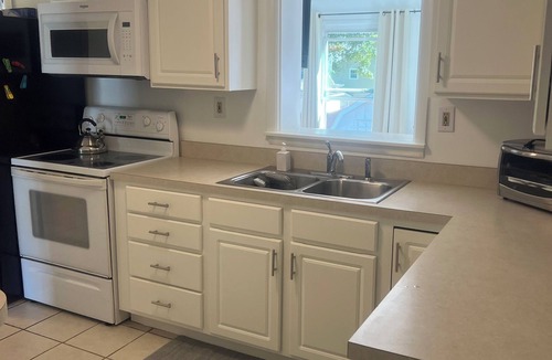 Newburgh House | NEWLY RENOVATED, UPSCALE, IMMACULATE, 3 BED + DEN BRICK HOME