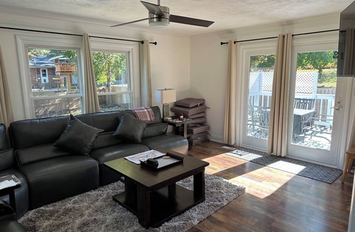 Newburgh House | NEWLY RENOVATED, UPSCALE, IMMACULATE, 3 BED + DEN BRICK HOME