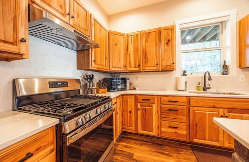Northface House | NF72: Brand New, Creekside home, 3 King Suites, Hot Tub. Firepit