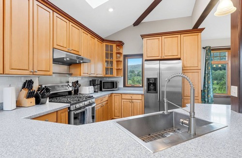 Davis House | NL53 Large Family Retreat! Hot tub, Fire Pit, A/C