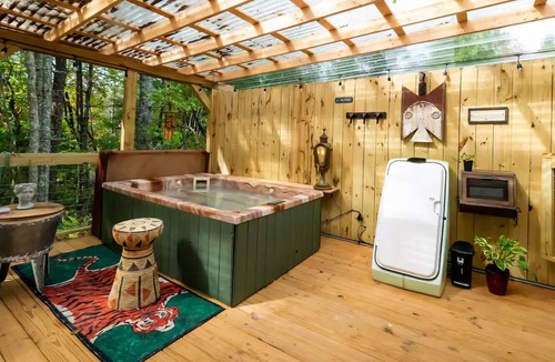 Cherry Log House | Nomad’s Nest A Worldly Tiny Escape w HotTub&Sauna