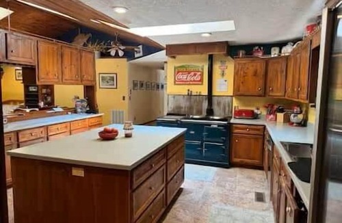 Hico House | NRG Basecamp, 7 min to Bridge Day Shuttle, 20 min to Gauley River, sleeps 18