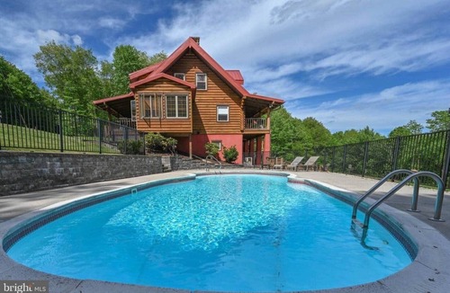 Crellin Cabin | Oakland Bear Lair | 7BR Luxury Log Home | Pool & Hot Tub