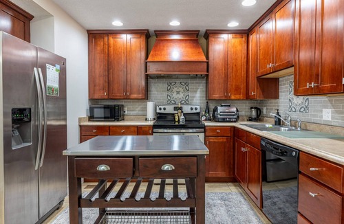 South Park House | Oasis On Oak 2-bedroom house in Historic Downtown Dayton for Perfect Living!