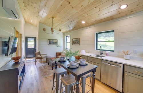 Omaha Cabin | Off-Grid & Solar-Powered! Mtn-View Omaha Cabin