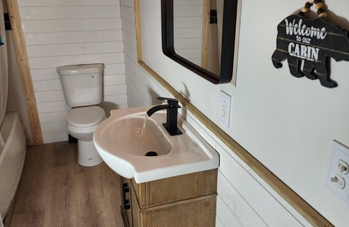 St. Helen Cabin | Off-Roaders Oasis-3-bedroom cabin with WiFi, AC in delightful St. Helen