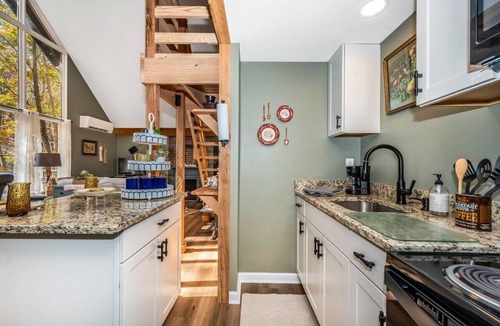 The Woods Cabin | Olde Cabin Hollow at The Woods - Cottage Core Cabin with Amenities Access