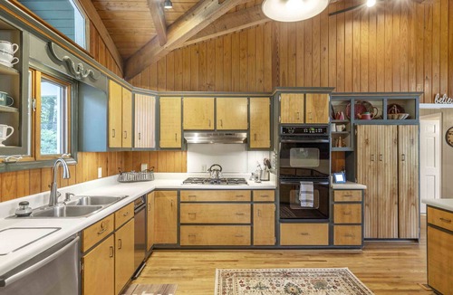 Cumming House | On the Lake Executive furnished retreat. Lake views, sunsets and private dock
