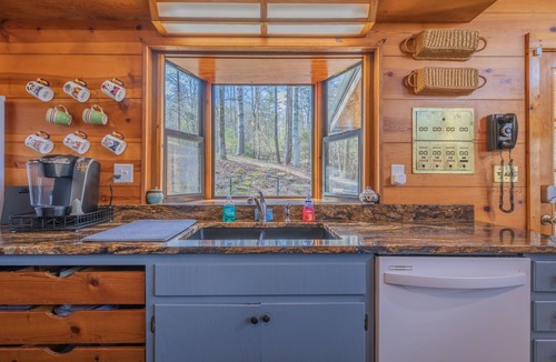 Cleveland Cottage | On The River! Delightful 4-bedroom cottage with AC and Fiber WiFi! Hot tub!