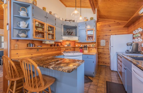 Cleveland Cottage | On The River! Delightful 4-bedroom cottage with AC and Fiber WiFi! Hot tub!