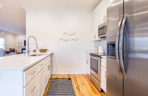Savannah Beach House | 🔑 operated SAFETY pool cover! Close to downtown and beach☀️ 🌊