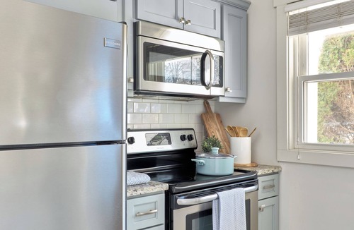 Villa Heights Villa | Palm Blue inspired 2Br Home Near NoDa & Uptown + Quiet Area and Sleeps 4