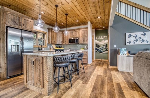 East Ellijay Cabin | Panoramic Mountain & Sunset View · 3 King Suites · Sauna · XL Hot Tub · Fire Pit