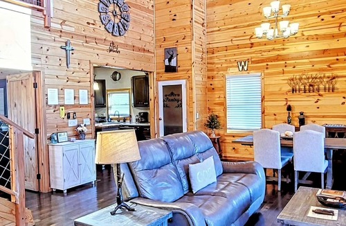 Gatlinburg Ski Chalet | Panoramic Views, LED Hot Tub, King Suite, Wi-Fi, Minutes to Downtown Gatlinburg