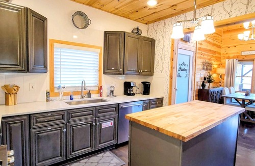 Gatlinburg Ski Chalet | Panoramic Views, LED Hot Tub, King Suite, Wi-Fi, Minutes to Downtown Gatlinburg
