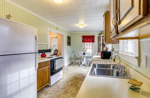 Greenfield House | Patio Oasis! Charming 'Ivy Cottage' in Tennessee