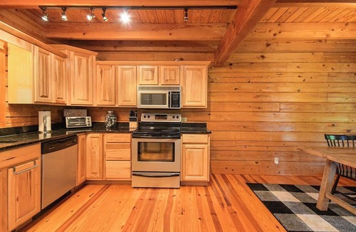 Talking Rock Cabin | Peaceful 3-bedroom mountain cabin in the charming & gated Talking Rock Resort.