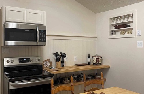 Weaverville Cabin | Peaceful Creekside Cabin, Dog-friendly, Hot Tub, Gas Fireplace, Gas Grill