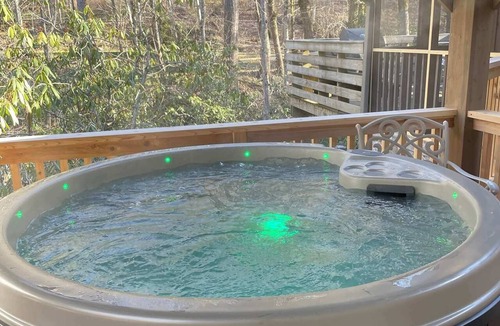 Weaverville Cabin | Peaceful Creekside Cabin, Dog-friendly, Hot Tub, Gas Fireplace, Gas Grill