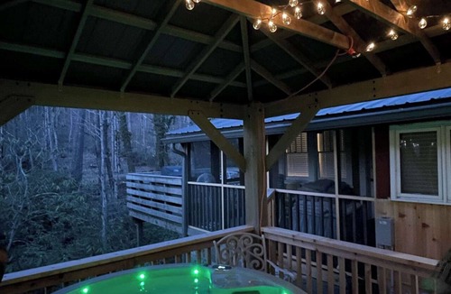 Weaverville Cabin | Peaceful Creekside Cabin, Dog-friendly, Hot Tub, Gas Fireplace, Gas Grill