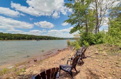 Greers Ferry House | Peaceful Greers Ferry Cabin w/Deck & Lake View!