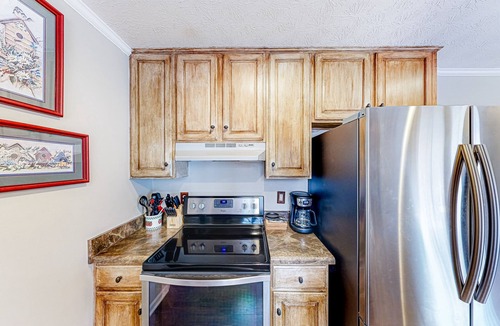 Green Pond House | Peaceful home with custom front porch near University of Alabama, dog-friendly