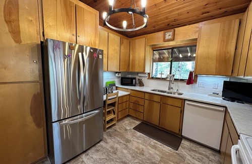 Mountain Rest House | Peaceful Lake Retreat for up to 16 guests featuring gorgeous fall foliage.