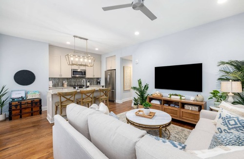 Cannonborough Elliotborough House | Peaceful Porch Parking Walk to King St!