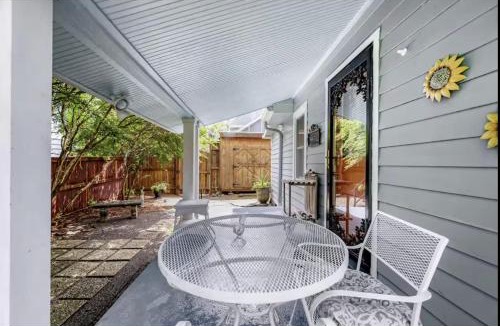 Shelby Hills House | Peaceful Private Cottage, Walk to Park & 5 Mins to Downtown