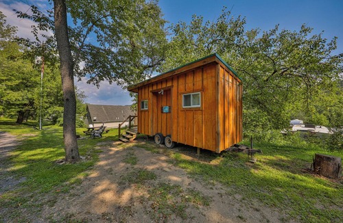 Weissport East Cabin | Peaceful rustic 1-bedroom cabin with AC in charming Lehighton