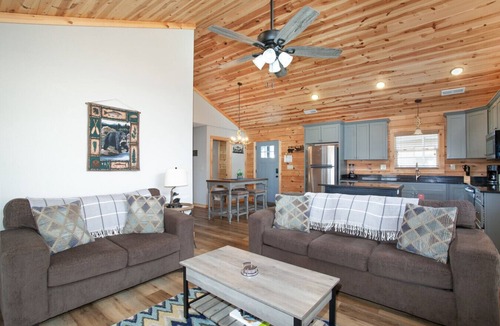 Sevierville Cabin | Peaky Woods Cabin - Hot Tub, Game Room, MTN Views