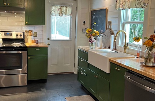 Boyce House | PEONY PLACE Charming 2BR farmhouse in the heart of horse country on flower farm