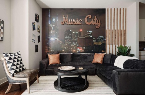 East Hill House | Perfect CMA Fest HQ, Rooftop 10 Mins to Downtown, Garage, Ping Pong, Karaoke, Axe Throwing, Shuffleboard, 10 Mins to Broadway, 5 Mins to Five Points, Perfect for Bachelors or Bachelorettes, 24 Hr Hospitality