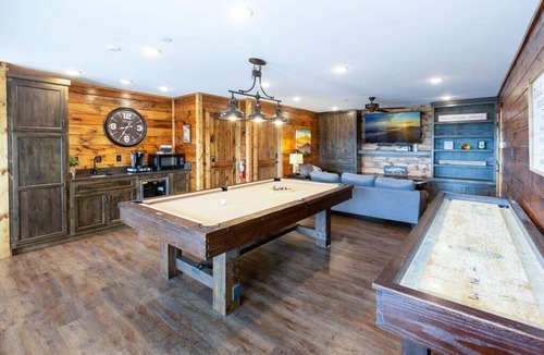 Gatlinburg Cabin | Perfect for Families! 2 Hot Tubs! Views!