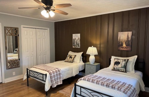 Knoxville Apartment | Pet-Friendly 3BR - Near UT & Downtown Knoxville